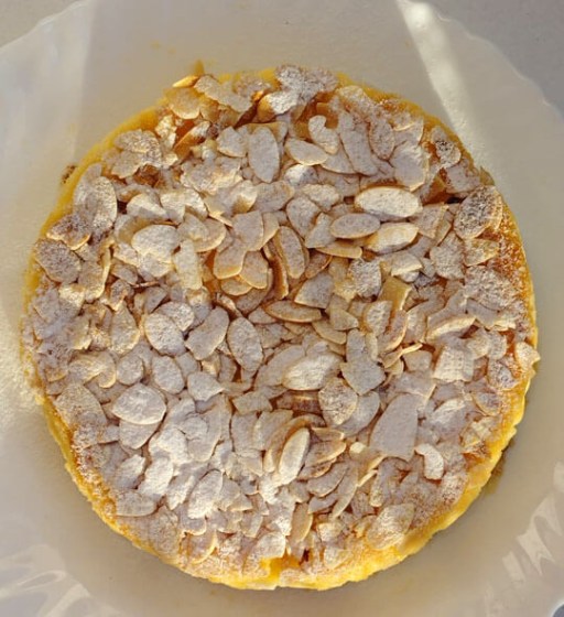 tarta de queso con philadelphia clásico con pétalos de almendra
